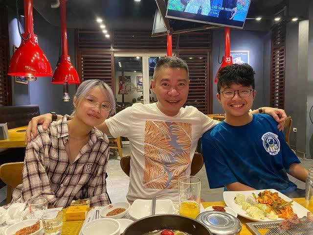 Gia Bảo duy trì mối quan hệ thân thiết với bố ruột, vợ của bố và em gái cùng cha khác mẹ.