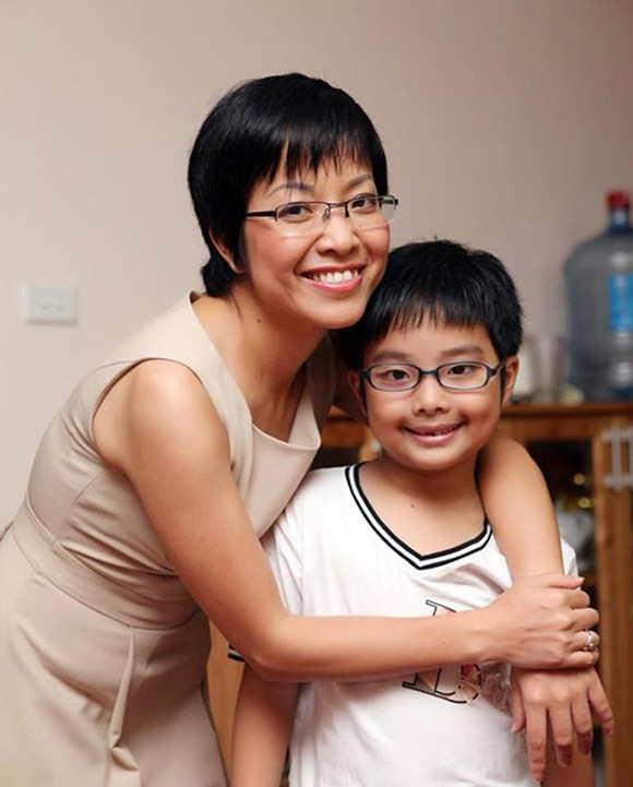 Khán giả nhận xét chàng trai sinh năm 2005 có màn &quot;dậy thì thành công&quot;. Gia Bảo trưởng thành, đĩnh đạc, gương mặt điển trai.