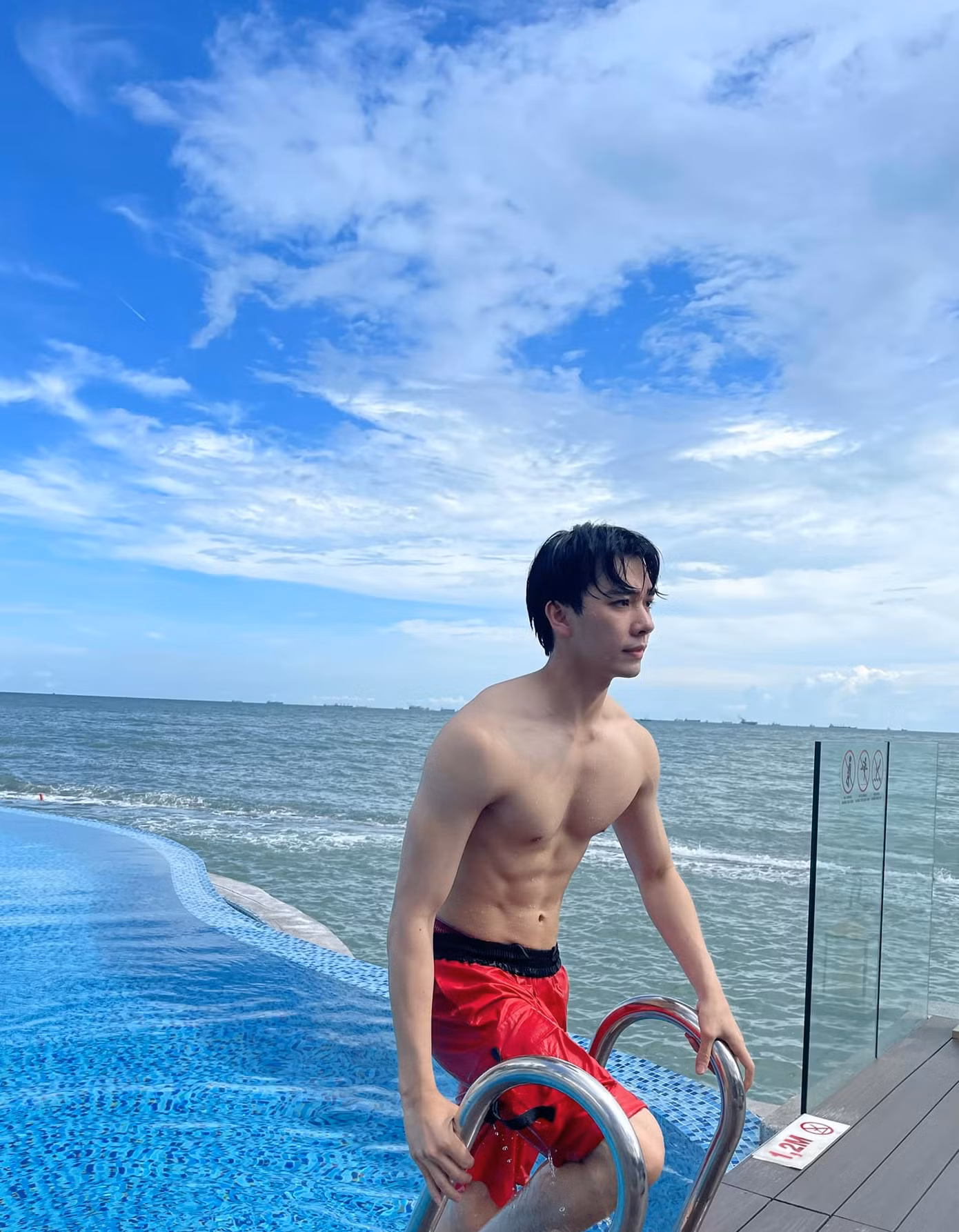 Sắc vóc săn chắc cùng visual thư sinh tạo ra nét cuốn hút độc đáo của Hải Nam. Anh hiện có hơn 1,7 triệu người theo dõi trên tài khoản TikTok cá nhân.