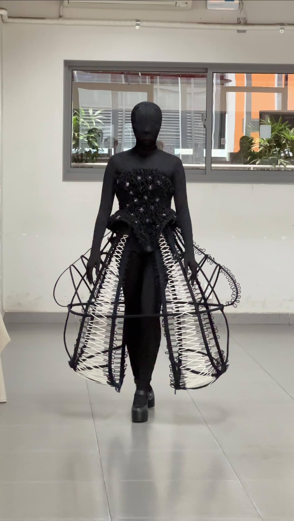 NTK trẻ kết hợp kĩ thuật macrame cùng cách đính kết hạt cườm để khắc họa chi tiết các đường nét của cánh con ngài trắng hay nhụy hoa phong quỳ thảo.