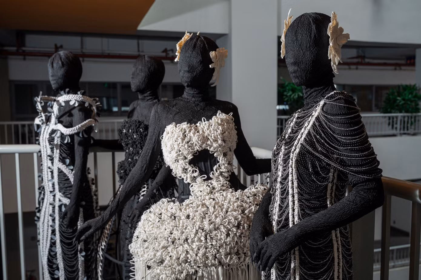 Đồ án tốt nghiệp Anemoths được hoàn thành trong vòng 3 tháng với chi phí khoảng 80-100 triệu đồng. NTK Khánh Hà cho biết đây là sáng tạo tâm đắc nhất của cô cho tới hiện tại.