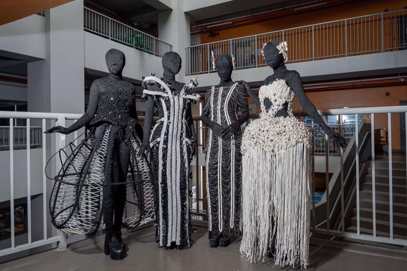 Đồ án tốt nghiệp Anemoths được hoàn thành trong vòng 3 tháng với chi phí khoảng 80-100 triệu đồng. NTK Khánh Hà cho biết đây là sáng tạo tâm đắc nhất của cô cho tới hiện tại.