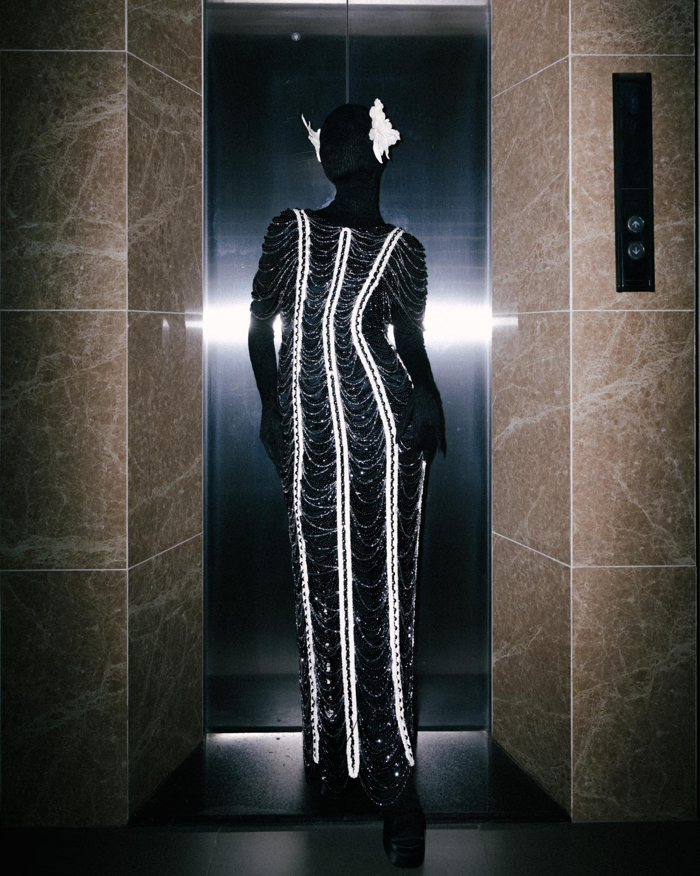 NTK trẻ kết hợp kĩ thuật macrame cùng cách đính kết hạt cườm để khắc họa chi tiết các đường nét của cánh con ngài trắng hay nhụy hoa phong quỳ thảo.