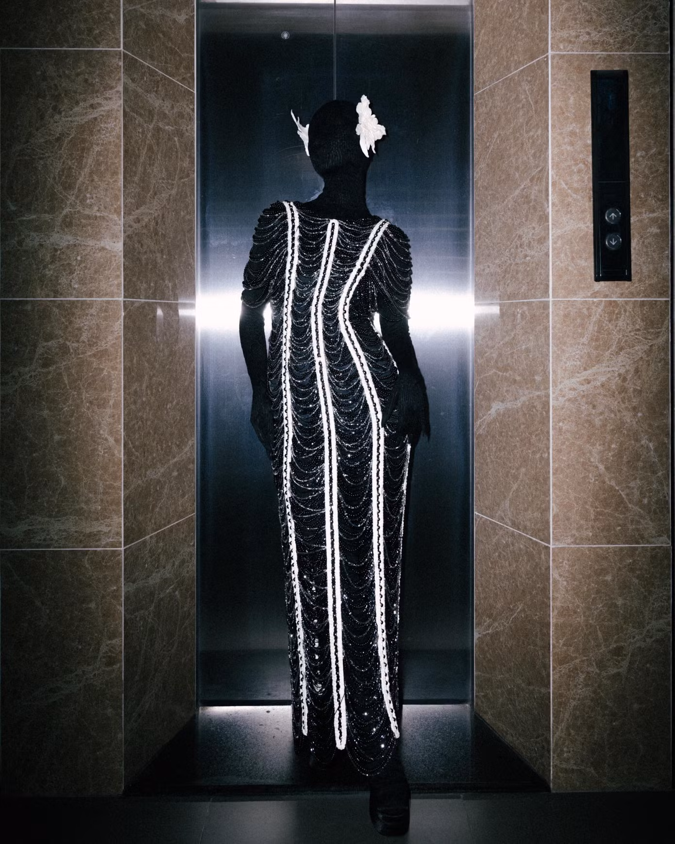 NTK trẻ kết hợp kĩ thuật macrame cùng cách đính kết hạt cườm để khắc họa chi tiết các đường nét của cánh con ngài trắng hay nhụy hoa phong quỳ thảo.