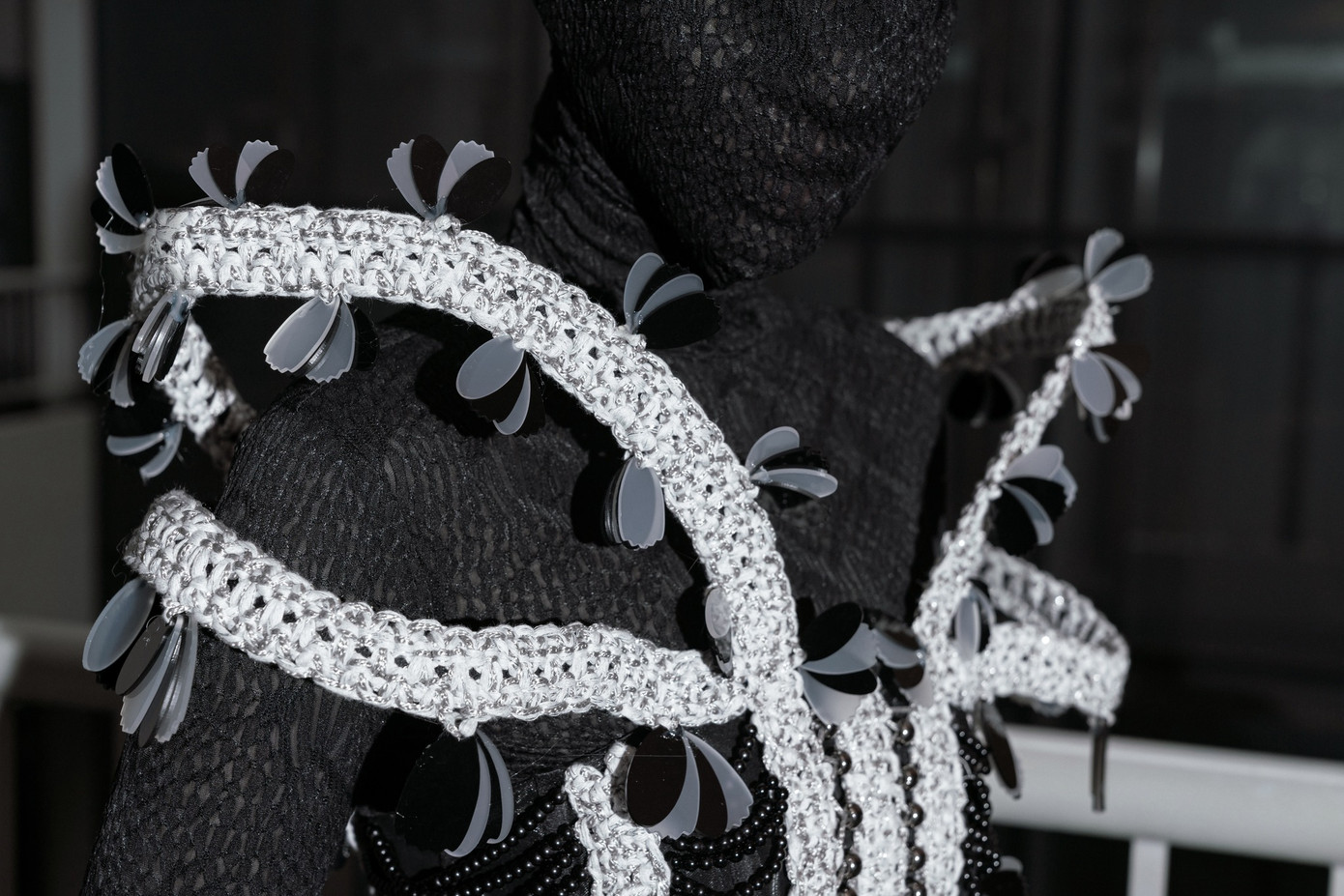 NTK trẻ kết hợp kĩ thuật macrame cùng cách đính kết hạt cườm để khắc họa chi tiết các đường nét của cánh con ngài trắng hay nhụy hoa phong quỳ thảo.