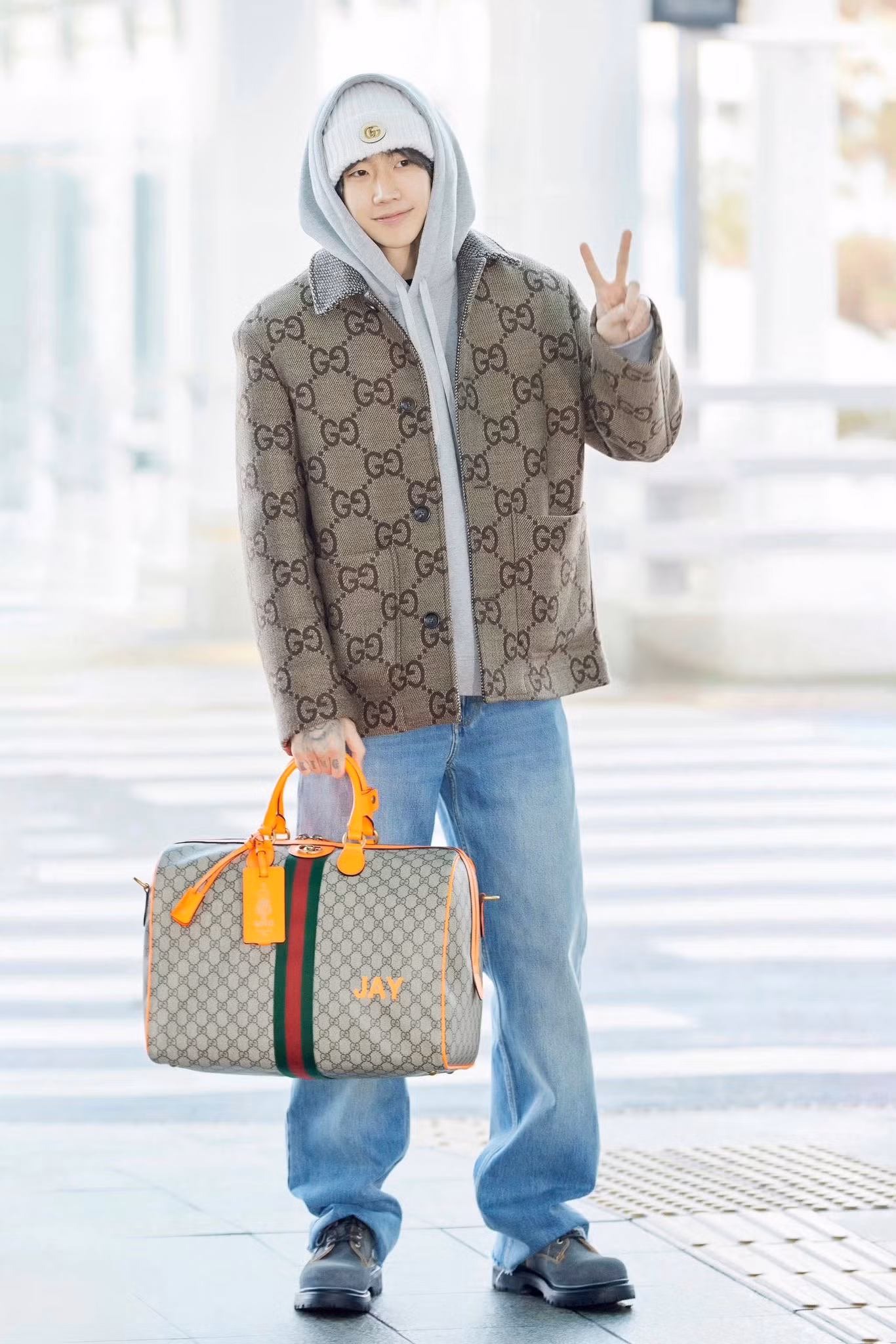 Tại sân bay khởi hành sang Milan, nam rapper mặc đồ phong cách Hip-Hop.