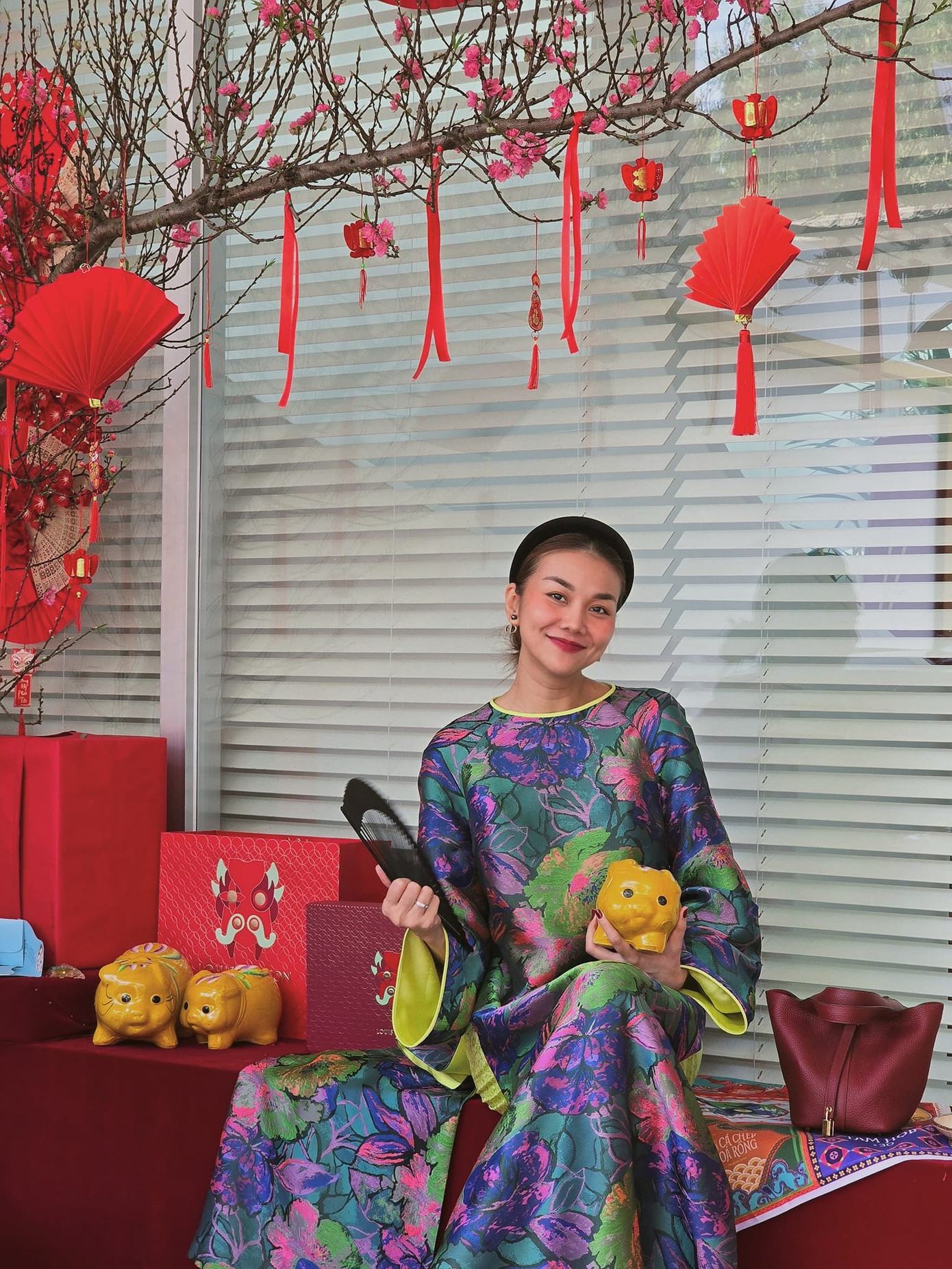 "Chị đại" Thanh Hằng duy trì phong độ thời trang Tết ấn tượng. Trong ngày đầu năm, nữ siêu mẫu khoe sắc đằm thắm trong tà áo dài suông màu tím. Sang mùng 2, Thanh Hằng sành điệu với áo dài cổ trụ màu vàng, mix&amp;match cùng kính râm oval và túi xách Dior.