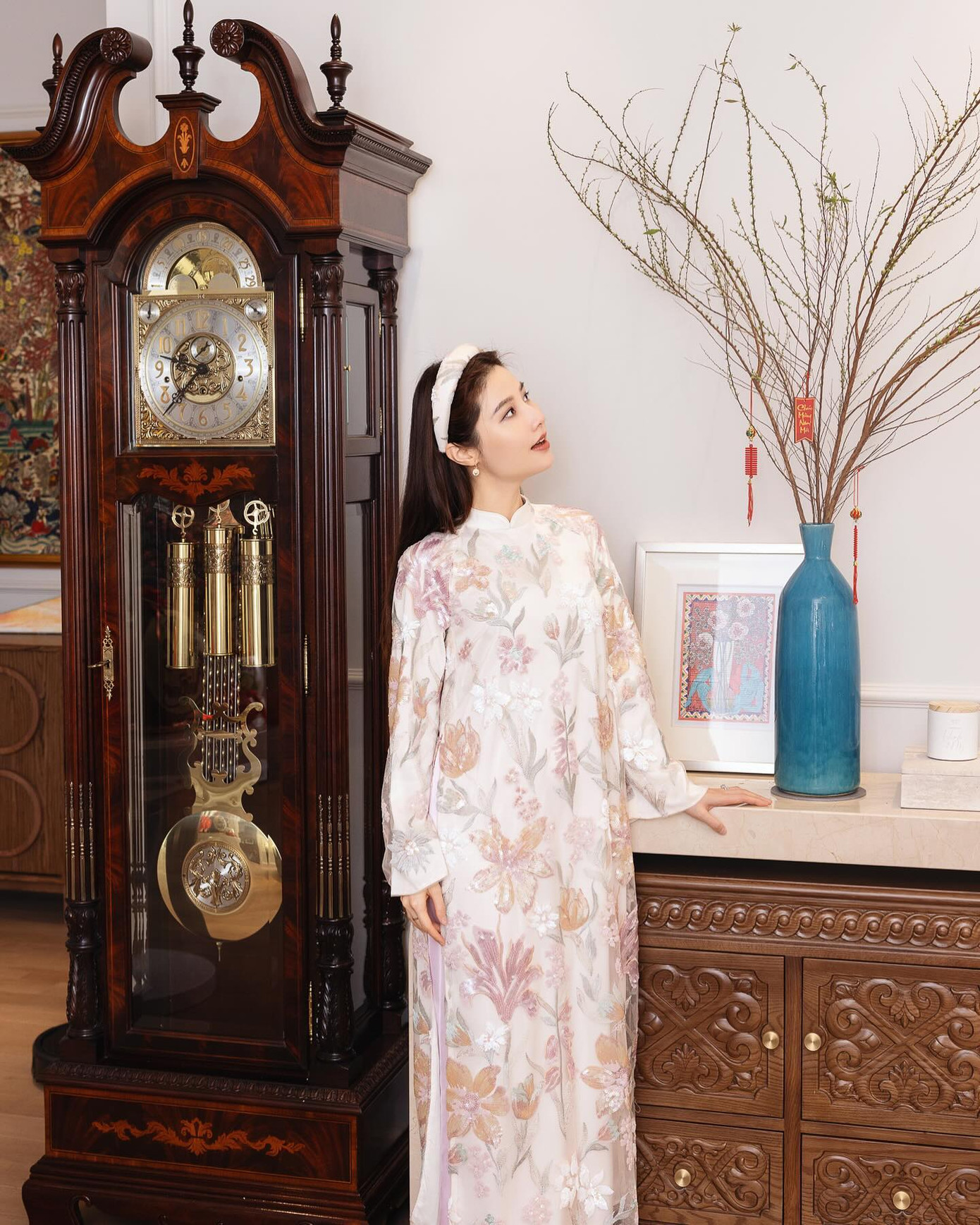 Nàng dâu hào môn mới, Diễm My 9X ưa chuộng các thiết kế dáng suông, tông màu ngọt ngào kết hợp cùng mấn, kính râm và túi xách cỡ trung.