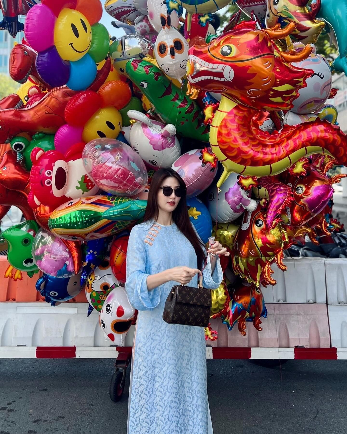 Nàng dâu hào môn mới, Diễm My 9X ưa chuộng các thiết kế dáng suông, tông màu ngọt ngào kết hợp cùng mấn, kính râm và túi xách cỡ trung.