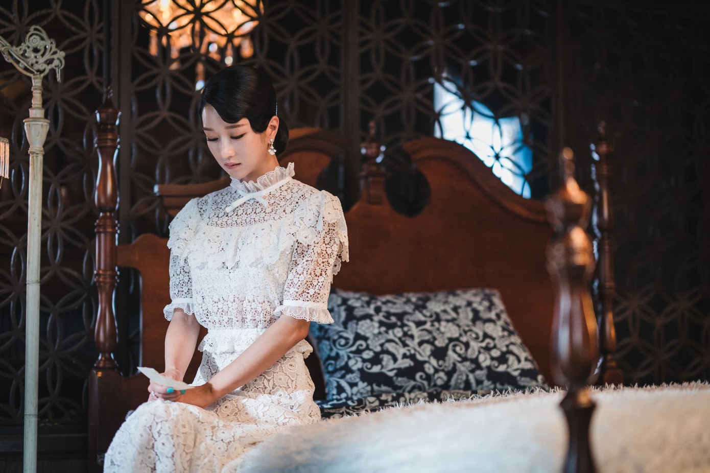 Nữ chính nhẹ nhàng, mở lòng mình hơn khi tìm thấy mái ấm mới. Phục trang của cô lúc này thiên về tông màu sáng, chất liệu rủ, bay bổng.