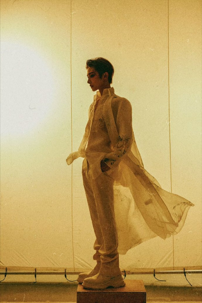 Tạo hình tôn vinh kế thừa nghệ thuật Kinh kịch, lấy cảm hứng từ Bá Vương Biệt Cơ của Lưu Vũ. Anh diện thiết kế váy cách điệu đến từ BST Xuân Hè 2024 của nhà mốt Shiatzy Chen.