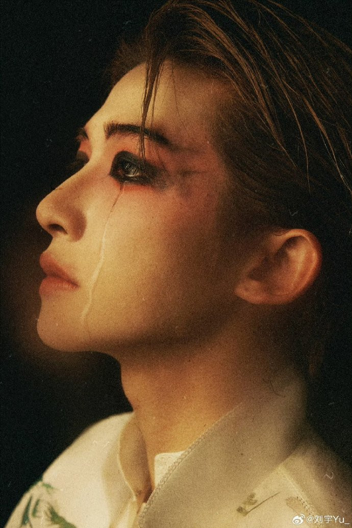 Tạo hình tôn vinh kế thừa nghệ thuật Kinh kịch, lấy cảm hứng từ Bá Vương Biệt Cơ của Lưu Vũ. Anh diện thiết kế váy cách điệu đến từ BST Xuân Hè 2024 của nhà mốt Shiatzy Chen.