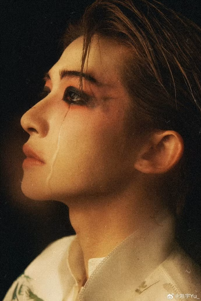 Tạo hình tôn vinh kế thừa nghệ thuật Kinh kịch, lấy cảm hứng từ Bá Vương Biệt Cơ của Lưu Vũ. Anh diện thiết kế váy cách điệu đến từ BST Xuân Hè 2024 của nhà mốt Shiatzy Chen.