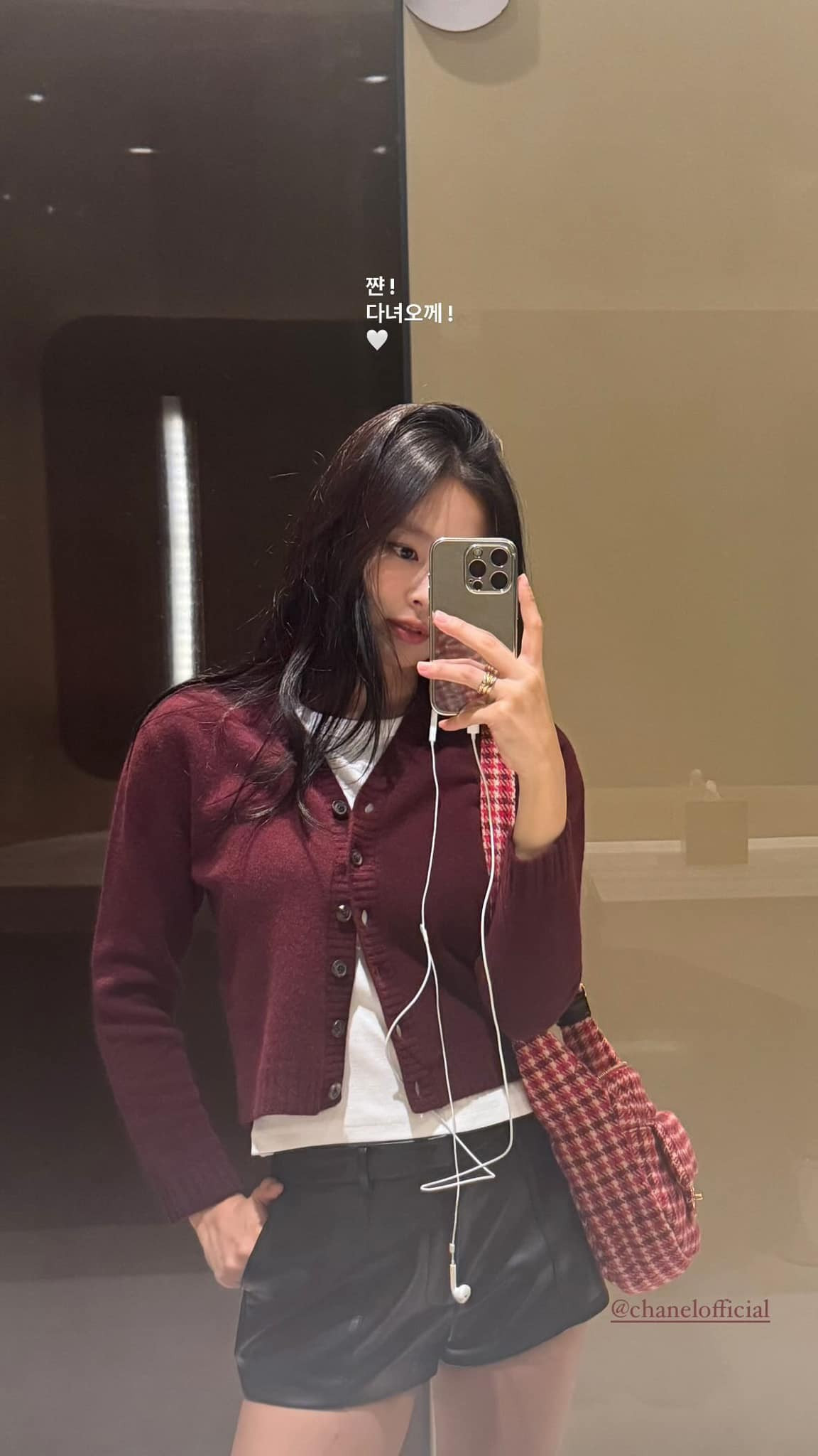 Tạo hình thời trang sân bay trị giá hơn nửa tỷ đồng của Jennie BLACKPINK. Tạo hình thời trang sân bay trị giá hơn nửa tỷ đồng của Jennie BLACKPINK.