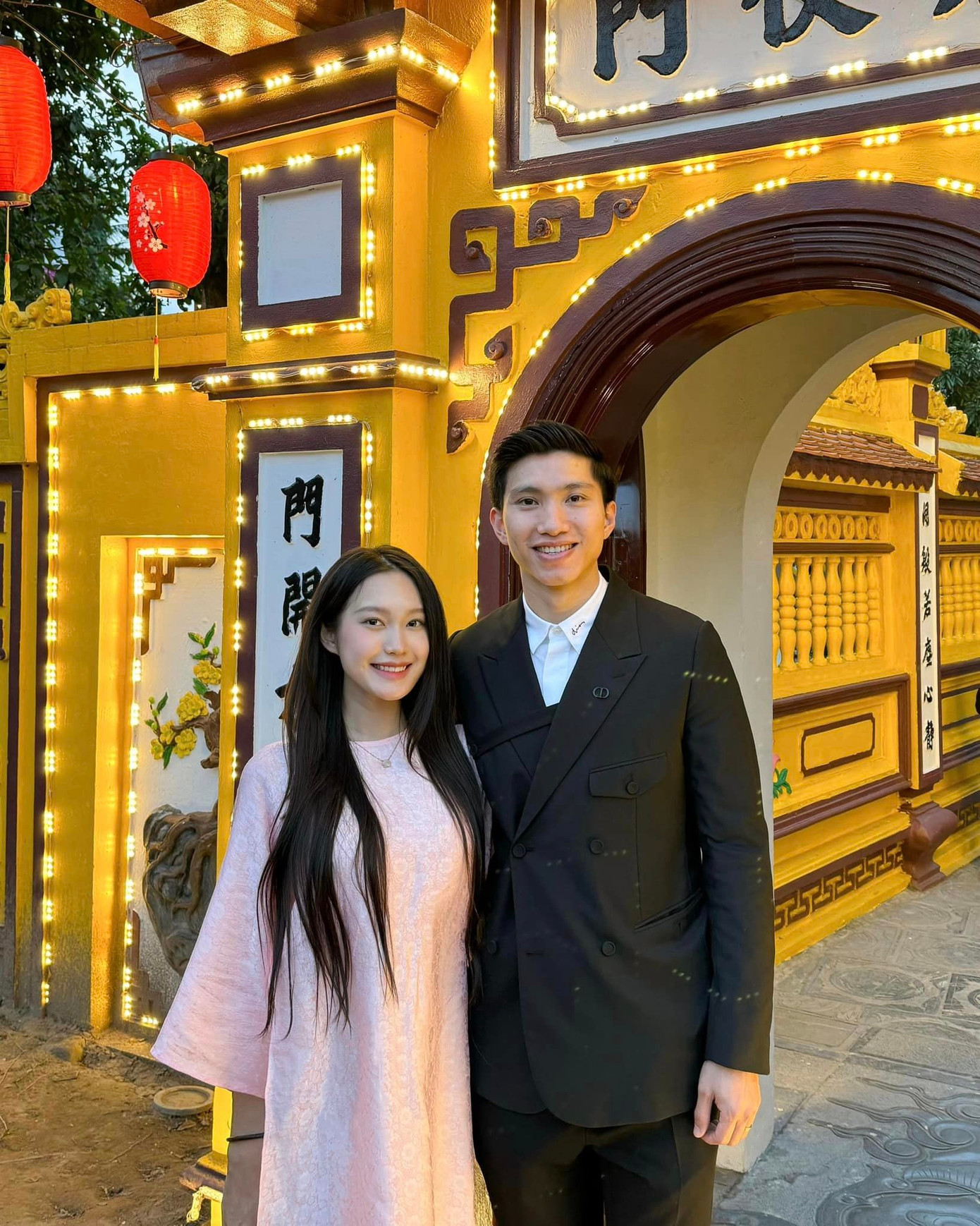 Phong cách thanh lịch chuẩn tiểu thư Hà Thành của Hải My khi về nhà mẹ đẻ nhận được nhiều sự chú ý. Mùng 2 Tết, Hải My diện thiết kế màu hồng pastel ngọt ngào. Người đẹp phối cùng túi xách Lady Dior màu kem có giá khoảng 90 triệu đồng. Phong cách thanh lịch chuẩn tiểu thư Hà Thành của Hải My khi về nhà mẹ đẻ nhận được nhiều sự chú ý. Mùng 2 Tết, Hải My diện thiết kế màu hồng pastel ngọt ngào. Người đẹp phối cùng túi xách Lady Dior màu kem có giá khoảng 90 triệu đồng.