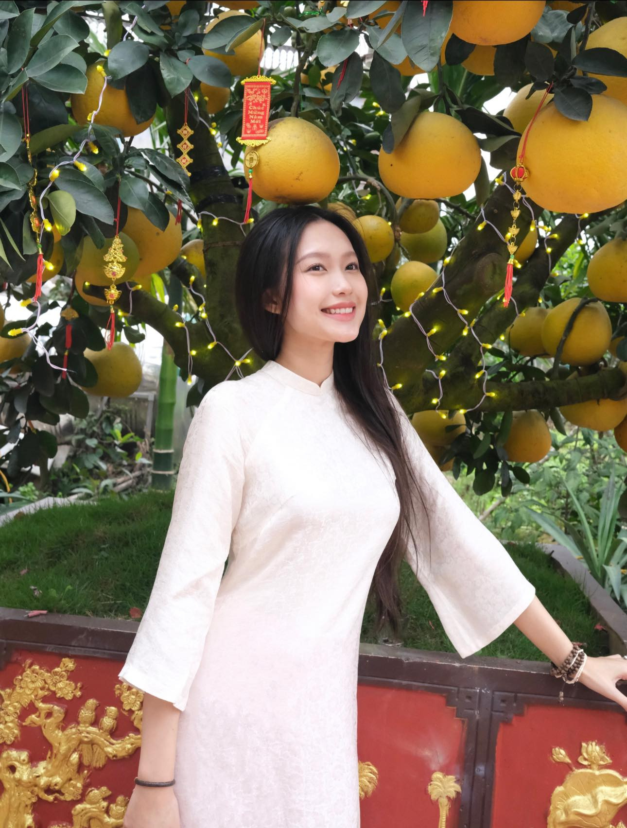 Trong ngày đầu năm, người đẹp 22 tuổi diện mẫu áo dài dáng suông, cổ trụ thấp màu kem. Cô được netizen đánh giá là tinh tế khi lựa chọn phong cách thục nữ, giản dị. Trong ngày đầu năm, người đẹp 22 tuổi diện mẫu áo dài dáng suông, cổ trụ thấp màu kem. Cô được netizen đánh giá là tinh tế khi lựa chọn phong cách thục nữ, giản dị.