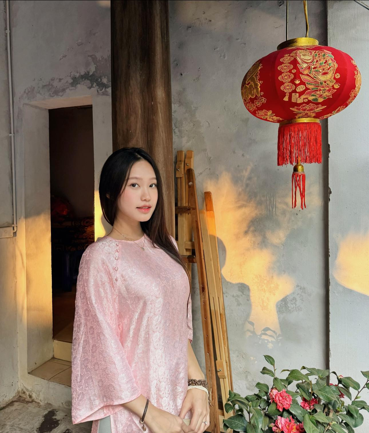 Phong cách thanh lịch chuẩn tiểu thư Hà Thành của Hải My khi về nhà mẹ đẻ nhận được nhiều sự chú ý. Mùng 2 Tết, Hải My diện thiết kế màu hồng pastel ngọt ngào. Người đẹp phối cùng túi xách Lady Dior màu kem có giá khoảng 90 triệu đồng. Phong cách thanh lịch chuẩn tiểu thư Hà Thành của Hải My khi về nhà mẹ đẻ nhận được nhiều sự chú ý. Mùng 2 Tết, Hải My diện thiết kế màu hồng pastel ngọt ngào. Người đẹp phối cùng túi xách Lady Dior màu kem có giá khoảng 90 triệu đồng.