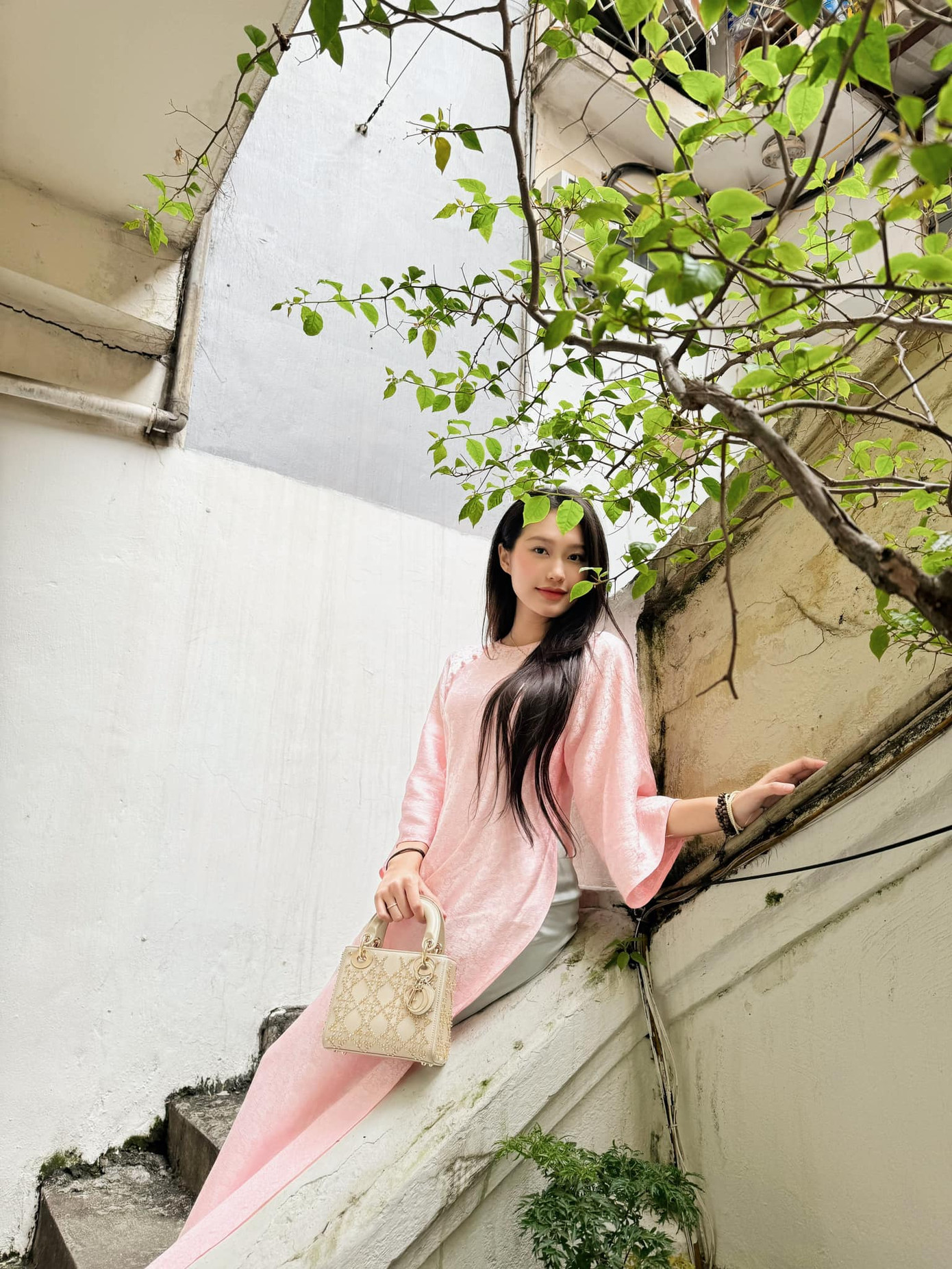 Phong cách thanh lịch chuẩn tiểu thư Hà Thành của Hải My khi về nhà mẹ đẻ nhận được nhiều sự chú ý. Mùng 2 Tết, Hải My diện thiết kế màu hồng pastel ngọt ngào. Người đẹp phối cùng túi xách Lady Dior màu kem có giá khoảng 90 triệu đồng. Phong cách thanh lịch chuẩn tiểu thư Hà Thành của Hải My khi về nhà mẹ đẻ nhận được nhiều sự chú ý. Mùng 2 Tết, Hải My diện thiết kế màu hồng pastel ngọt ngào. Người đẹp phối cùng túi xách Lady Dior màu kem có giá khoảng 90 triệu đồng.