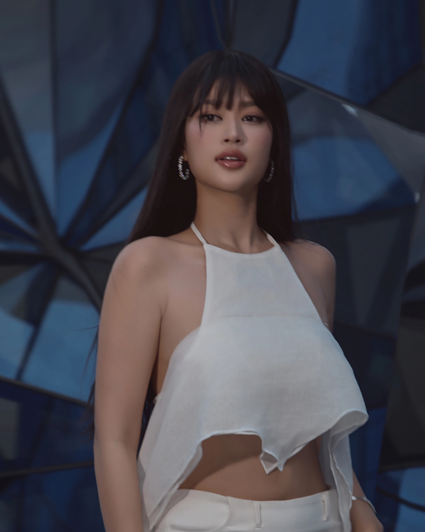 Miss Grand Vietnam 2022 "lột xác" trong bộ hình mới với tóc mái bằng. Cô khoe sắc vóc thon gọn trông thấy trong thiết kế áo cổ yếm, khoe trọn lưng trần.