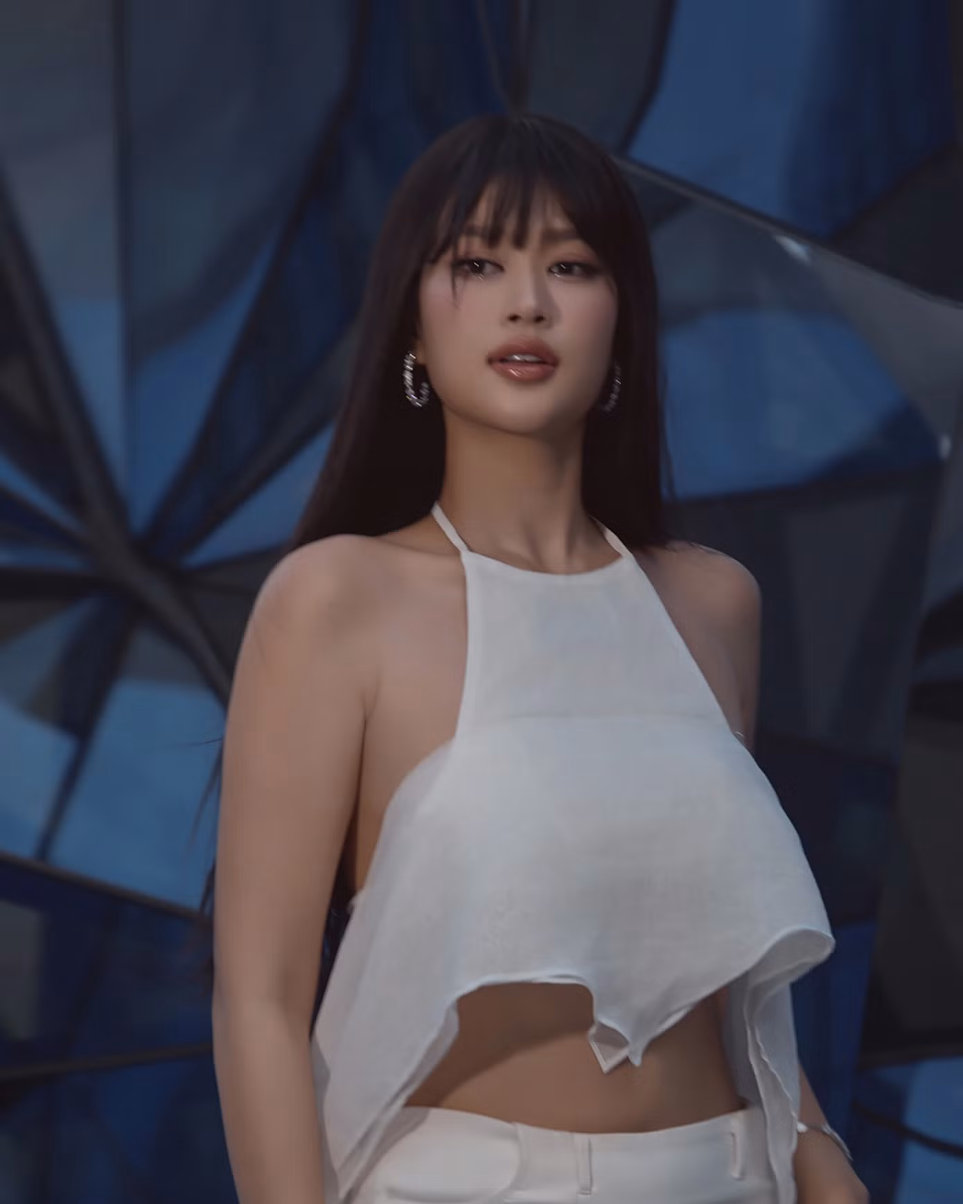 Miss Grand Vietnam 2022 "lột xác" trong bộ hình mới với tóc mái bằng. Cô khoe sắc vóc thon gọn trông thấy trong thiết kế áo cổ yếm, khoe trọn lưng trần.