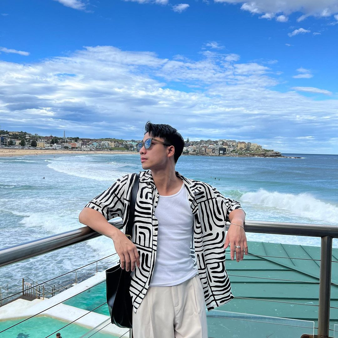 Mỹ nam sinh năm 1997 ưa chuộng các mẫu sơ mi họa tiết phối cùng quần âu, giày loafer trong các buổi hẹn hò, du lịch.