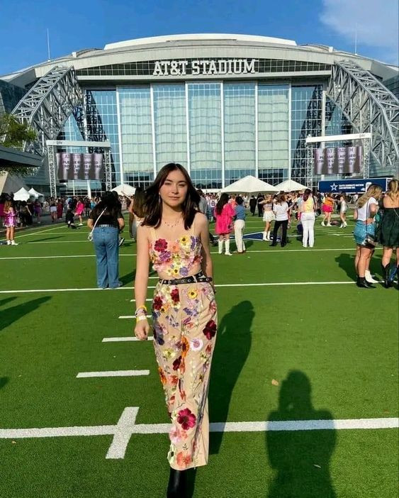 Váy hoa đình đám từng được Taylor Swift mặc tại Grammys 2021 được tái hiện sáng tạo. Váy hoa đình đám từng được Taylor Swift mặc tại Grammys 2021 được tái hiện sáng tạo.