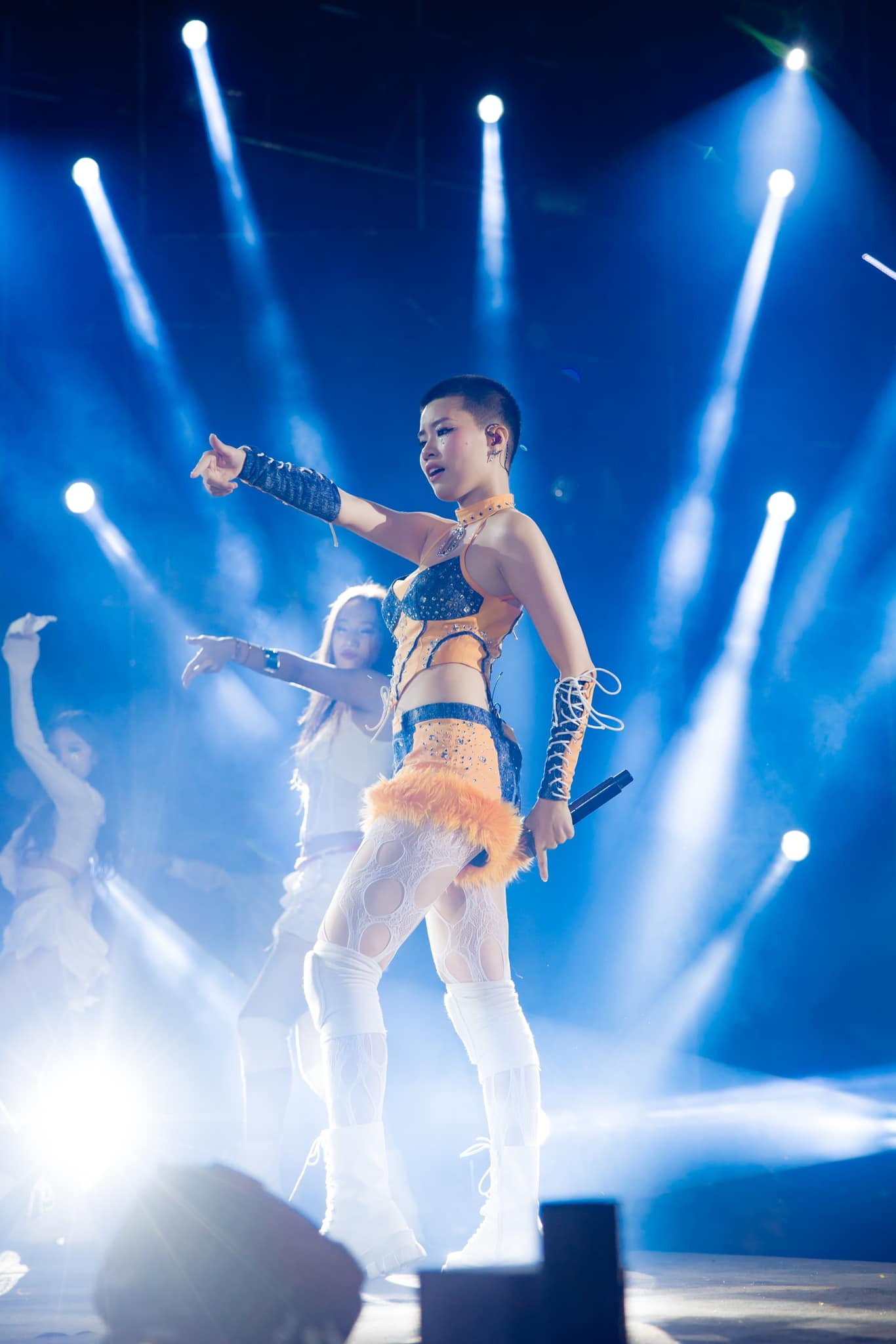 Pháo tự tin với kiểu tóc đầu đinh. Diện mạo cá tính của sao nữ Gen Z khi xuất hiện tại các sự kiện âm nhạc gây ấn tượng mạnh.