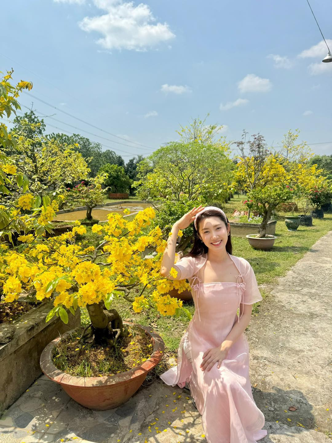 Thúy Ngân gây sốt với diện mạo đối lập ngày Tết. Người đẹp xuất hiện thần thái trong bộ ảnh chào Xuân với tà áo dài lệch vai đỏ rực rỡ, găng tay cùng phụ kiện kính mắt cá tính, ấn tượng. Sau đó, cô nàng khoe vẻ dịu dàng trong tà áo dài hồng pastel đi du Xuân cùng gia đình.