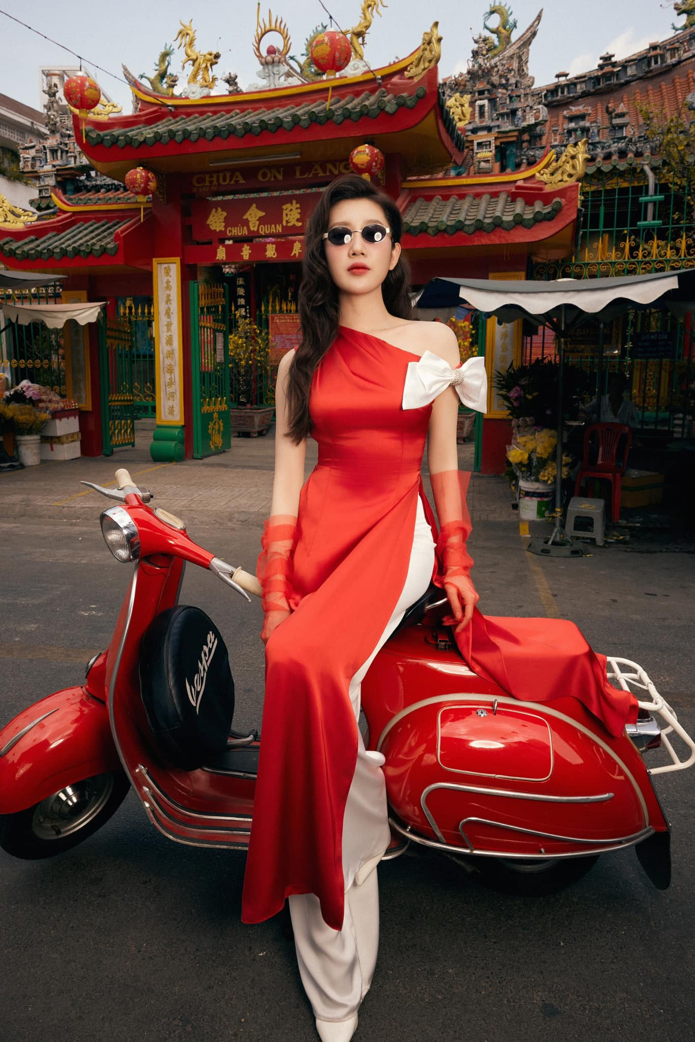 Thúy Ngân gây sốt với diện mạo đối lập ngày Tết. Người đẹp xuất hiện thần thái trong bộ ảnh chào Xuân với tà áo dài lệch vai đỏ rực rỡ, găng tay cùng phụ kiện kính mắt cá tính, ấn tượng. Sau đó, cô nàng khoe vẻ dịu dàng trong tà áo dài hồng pastel đi du Xuân cùng gia đình.