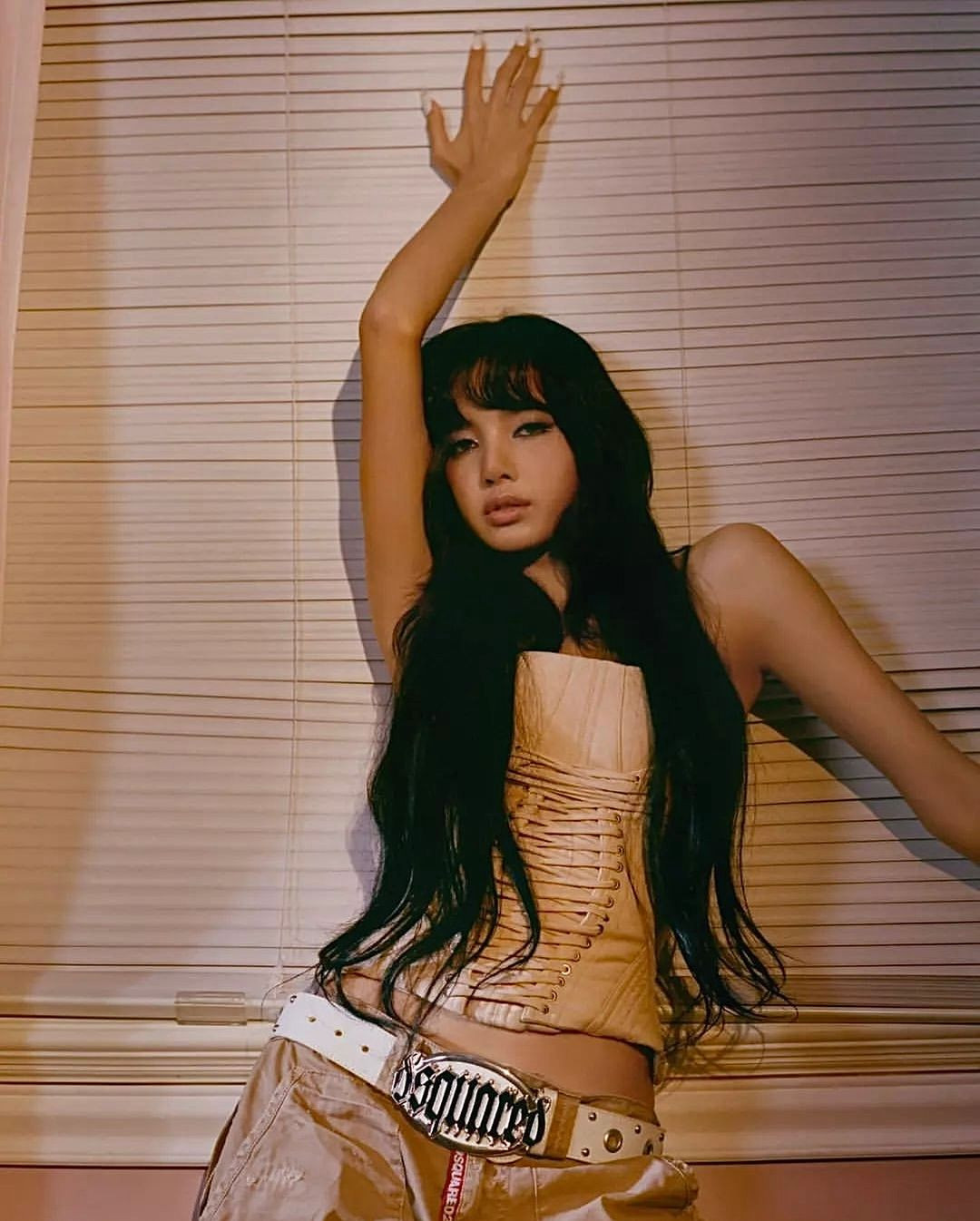 Nữ idol sở hữu hơn 100 triệu người theo dõi khoe thần thái quyền lực, phá cách, mang đậm tinh thần "phụ nữ mới" khi diện các sáng tạo của nhà mốt Việt.