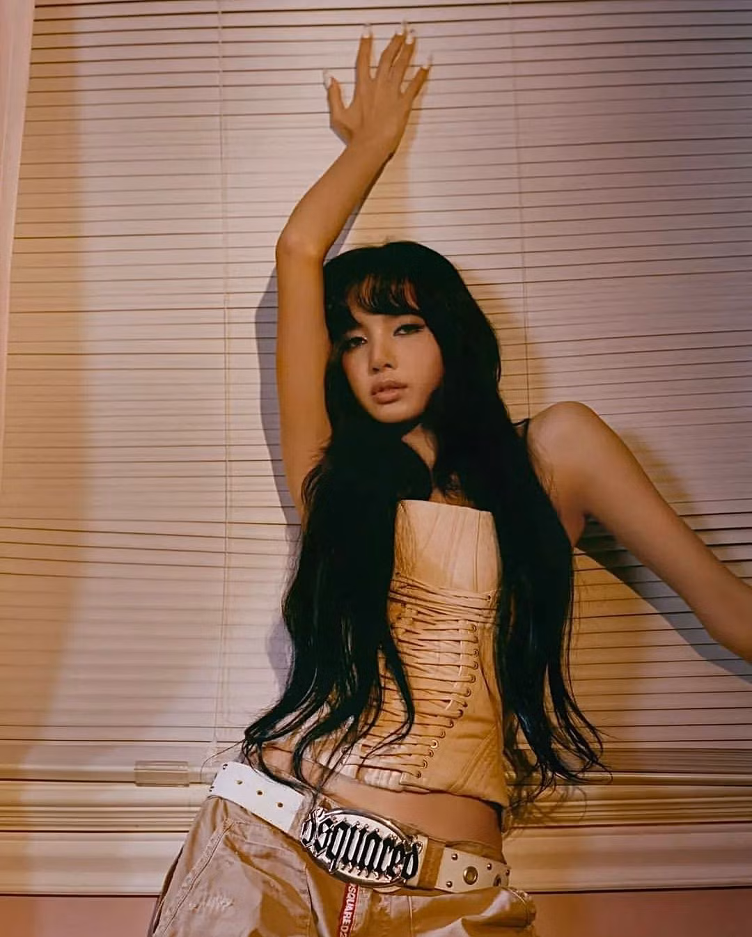 Nữ idol sở hữu hơn 100 triệu người theo dõi khoe thần thái quyền lực, phá cách, mang đậm tinh thần "phụ nữ mới" khi diện các sáng tạo của nhà mốt Việt.