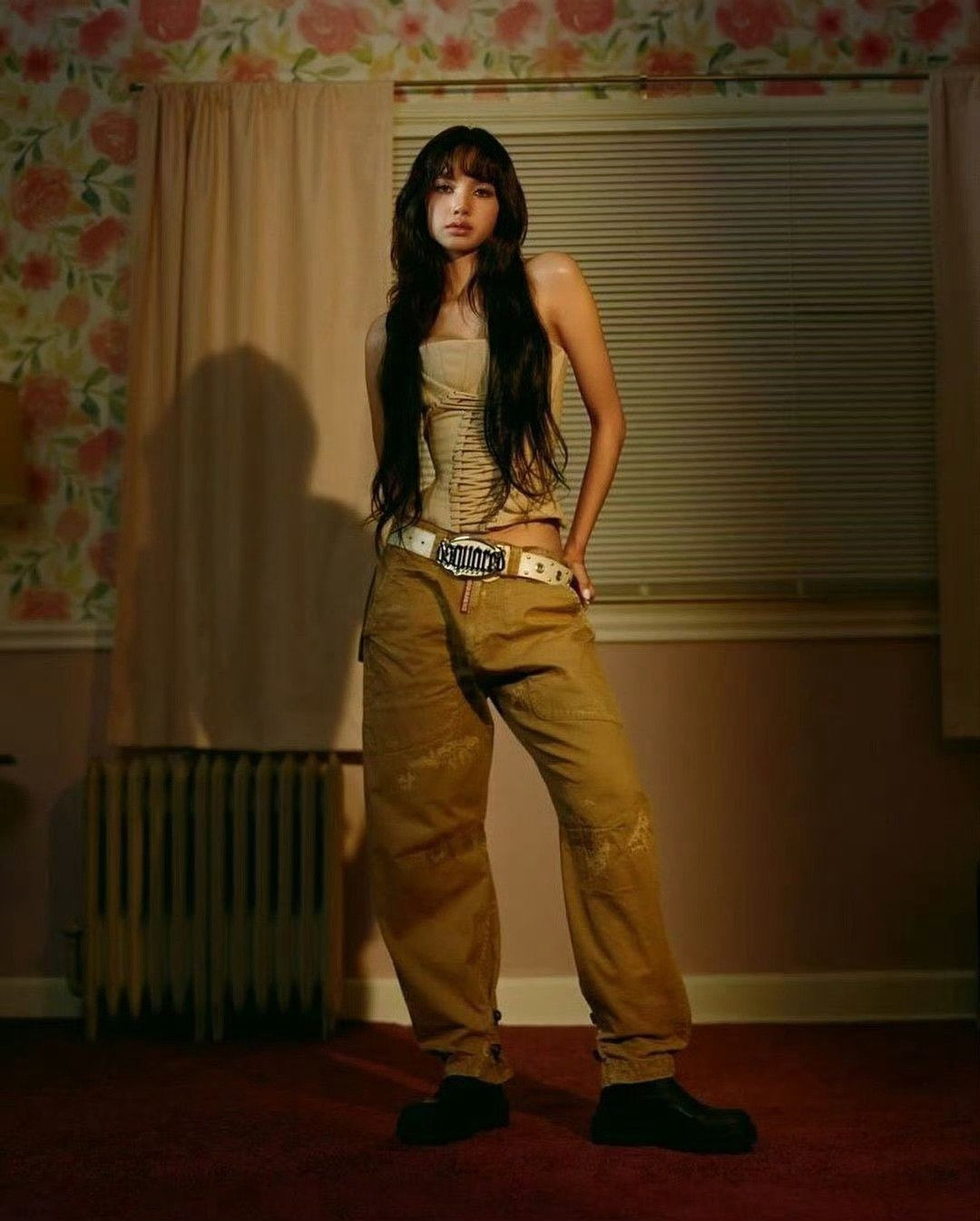 Nữ idol sở hữu hơn 100 triệu người theo dõi khoe thần thái quyền lực, phá cách, mang đậm tinh thần "phụ nữ mới" khi diện các sáng tạo của nhà mốt Việt.