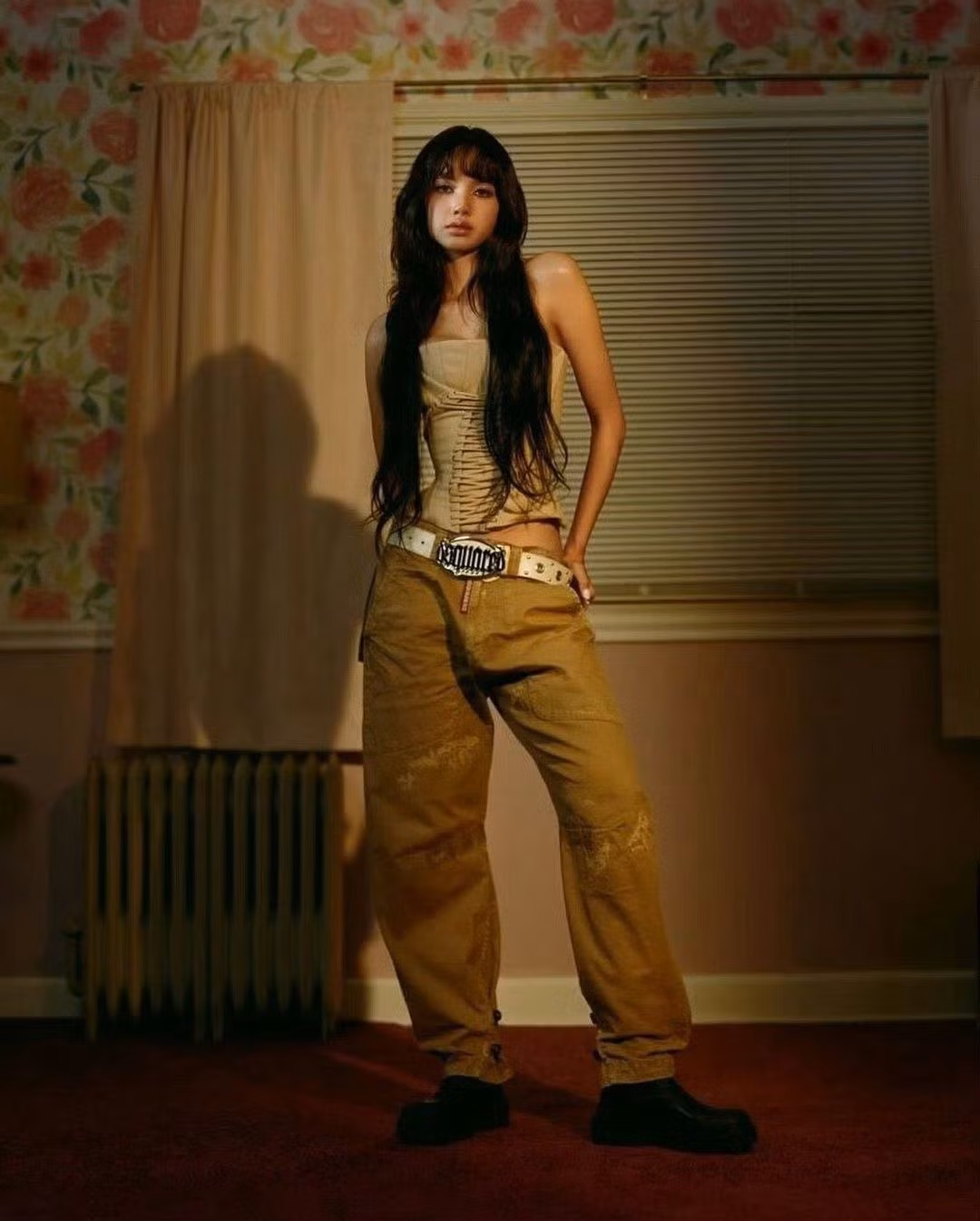 Nữ idol sở hữu hơn 100 triệu người theo dõi khoe thần thái quyền lực, phá cách, mang đậm tinh thần "phụ nữ mới" khi diện các sáng tạo của nhà mốt Việt.