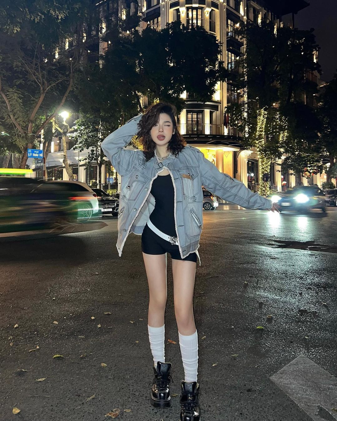 Cô bạn đem lại vẻ thời thượng cho diện mạo nhờ cách phối phụ kiện sáng tạo.