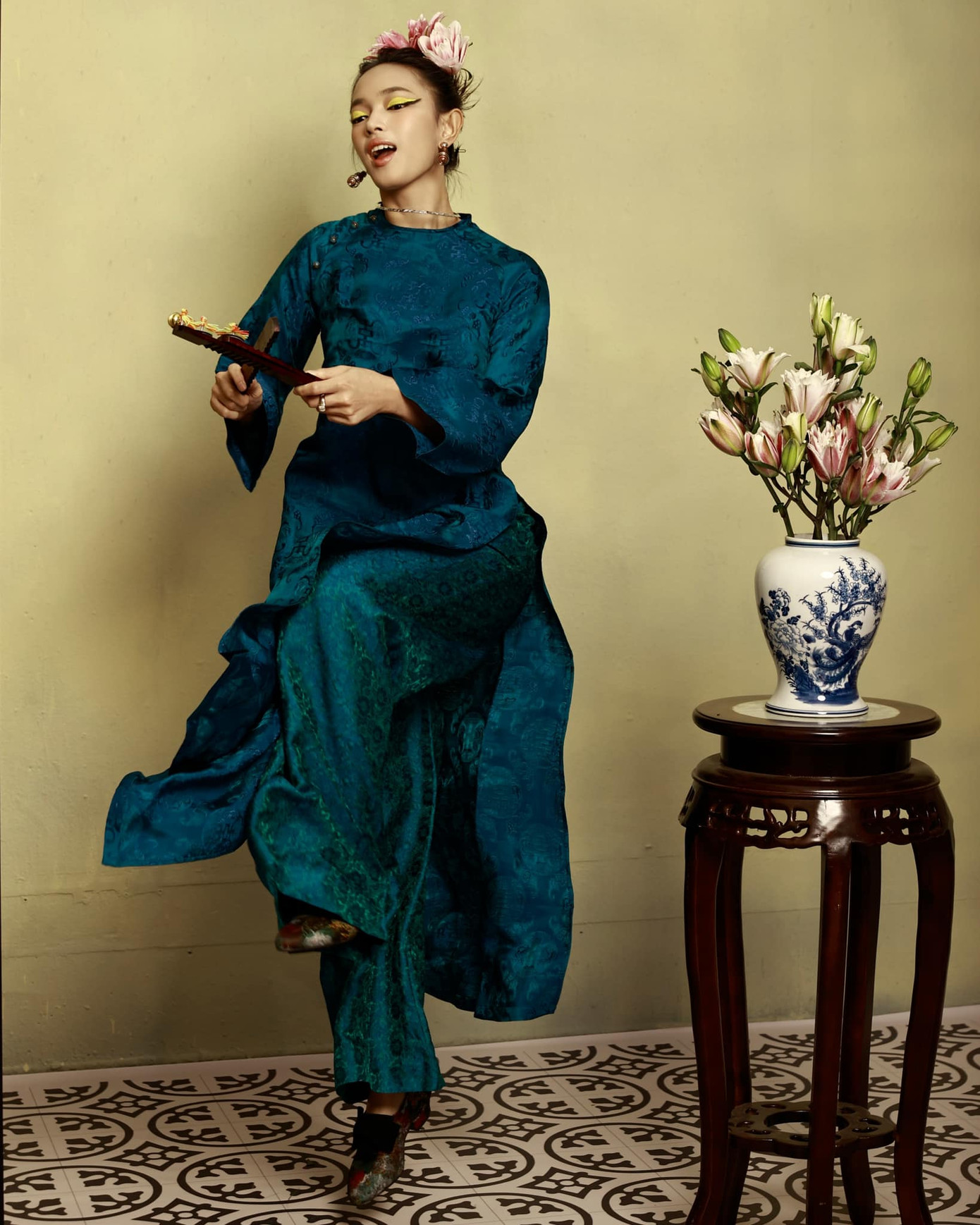 Trong tạo hình lấy cảm hứng từ bức tranh Tố Nữ, Châu Bùi xuất hiện với trang phục áo dài, kiểu trang điểm, làm tóc ấn tượng. Cô nàng thành công truyền tải thông điệp về nét đẹp đằm thắm của người phụ nữ Á Đông qua lăng kính thời trang. Trong tạo hình lấy cảm hứng từ bức tranh Tố Nữ, Châu Bùi xuất hiện với trang phục áo dài, kiểu trang điểm, làm tóc ấn tượng. Cô nàng thành công truyền tải thông điệp về nét đẹp đằm thắm của người phụ nữ Á Đông qua lăng kính thời trang.