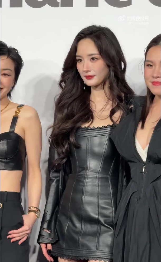 Dương Mịch sải bước trên thảm đỏ Thịnh Điển Marie Claire cùng dàn mỹ nhân phim Tiểu Thời Đại.