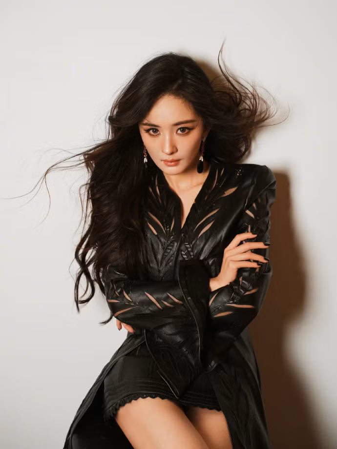 Dương Mịch sải bước trên thảm đỏ Thịnh Điển Marie Claire cùng dàn mỹ nhân phim Tiểu Thời Đại.