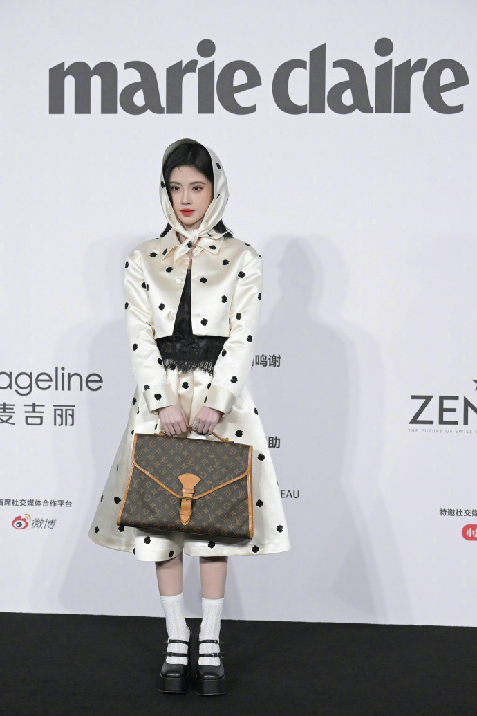 Cúc Tịnh Y phát triển mạnh mẽ về mảng thời trang sau khi rời công ty cũ.