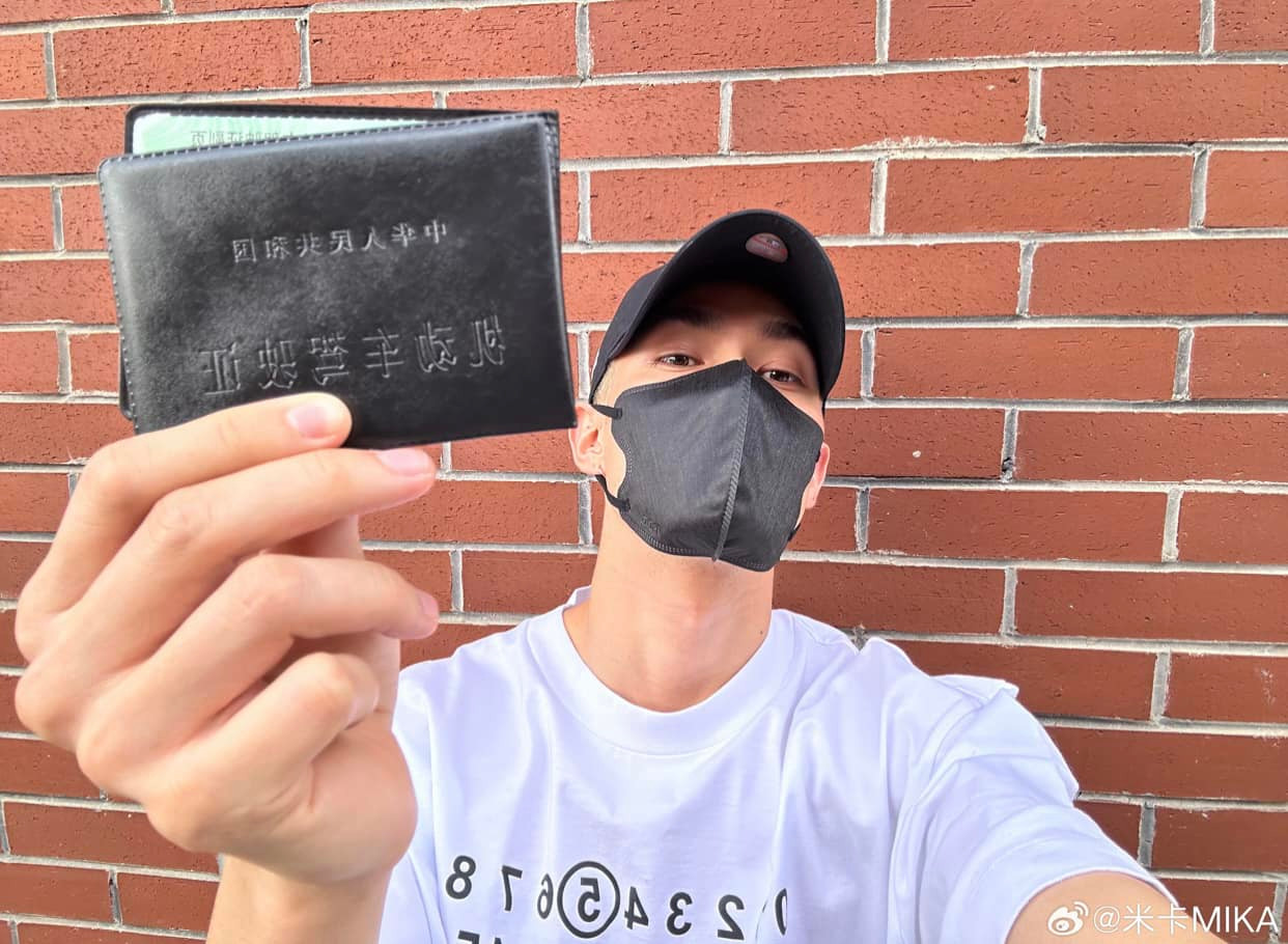 Thiết kế áo phông đơn giản cũng được siêu mẫu Hề Mộng Dao, diễn viên Hứa Quang Hán, MIKA lựa chọn.