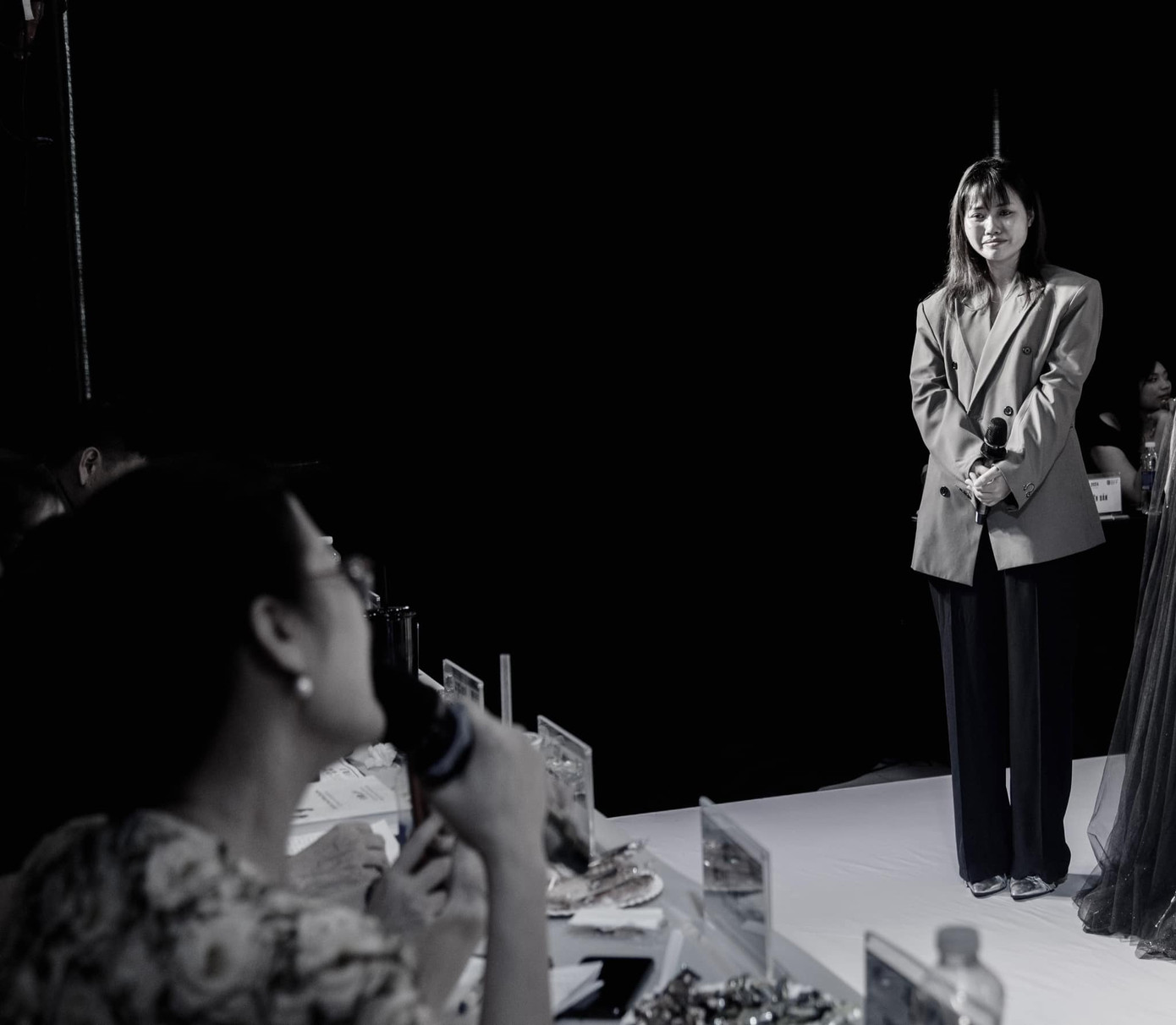 Khoảnh khắc xúc động của NTK Phùng Khánh Duyên trong buổi bảo vệ đồ án tốt nghiệp. Khoảnh khắc xúc động của NTK Phùng Khánh Duyên trong buổi bảo vệ đồ án tốt nghiệp.