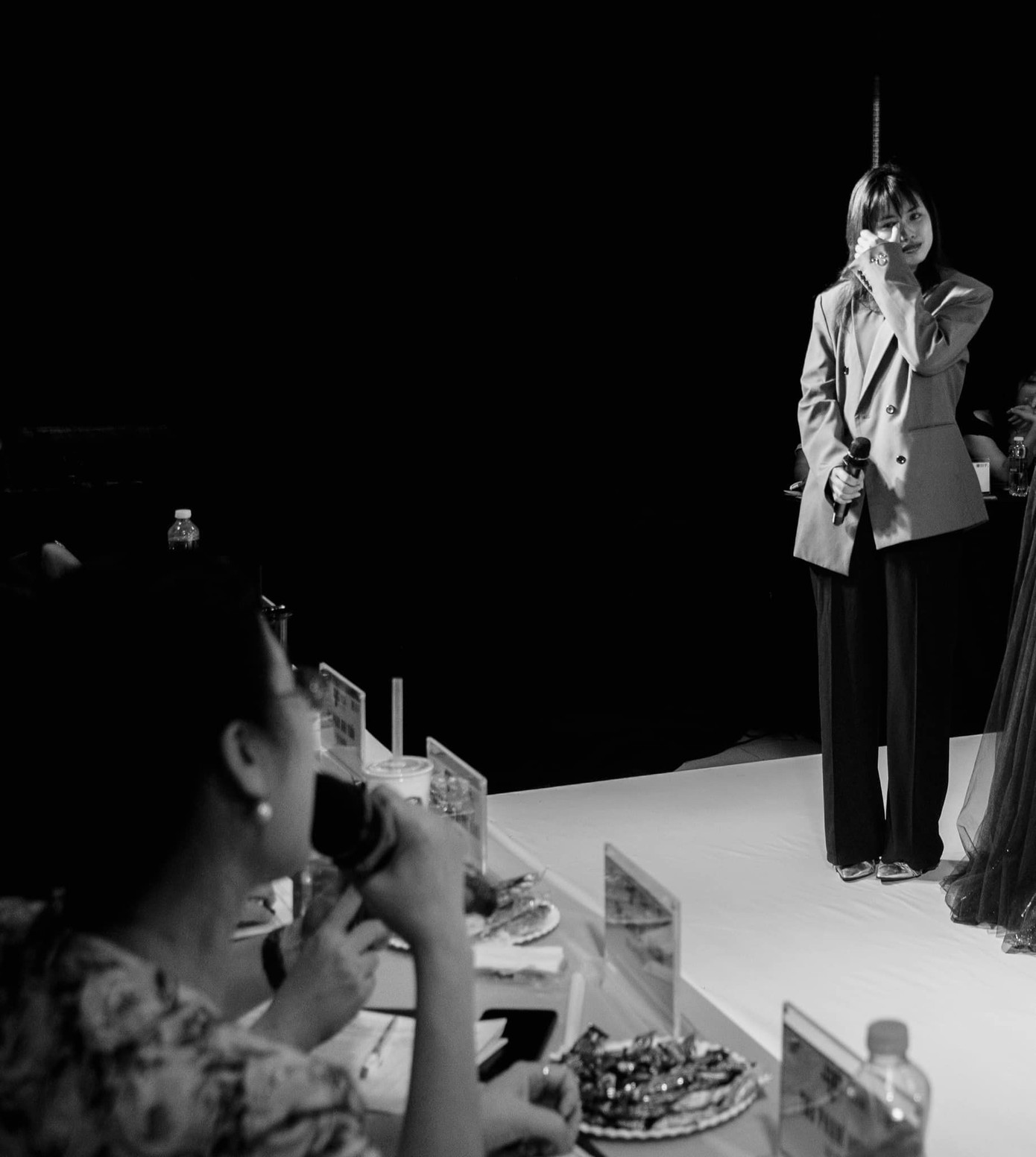 Khoảnh khắc xúc động của NTK Phùng Khánh Duyên trong buổi bảo vệ đồ án tốt nghiệp. Khoảnh khắc xúc động của NTK Phùng Khánh Duyên trong buổi bảo vệ đồ án tốt nghiệp.