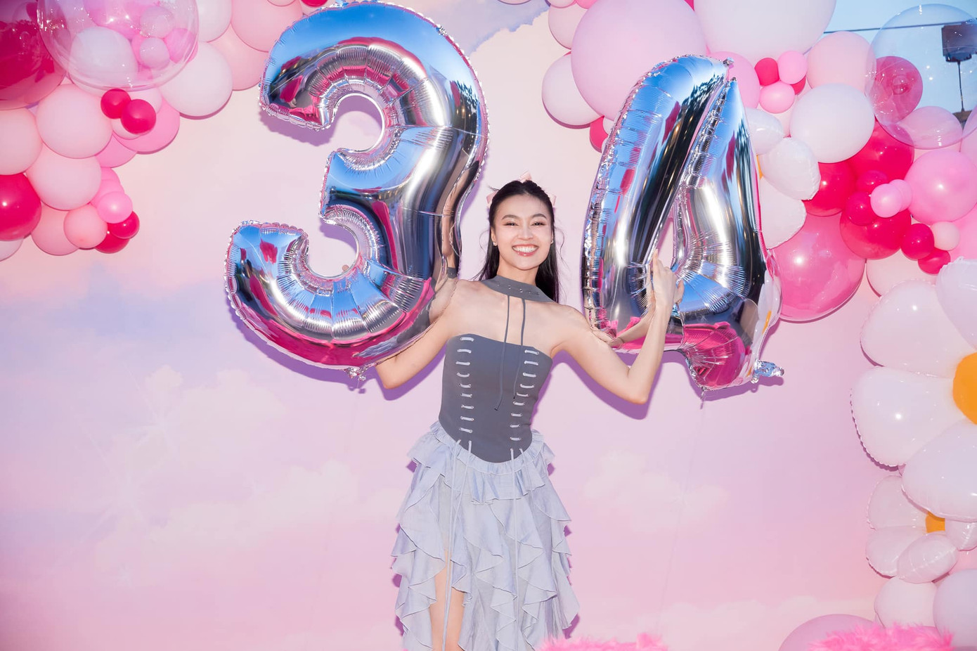 Dàn chị đẹp đình đám cũng ưa chuộng các thiết kế hai dây khoe trọn sắc vóc trẻ trung. Huyền Baby ngọt ngào trong tông hồng, Diệp Lâm Anh cá tính với quần jeans, Ninh Dương Lan Ngọc lăng xê xu hướng balletcore trong tiệc sinh nhật tuổi 34.