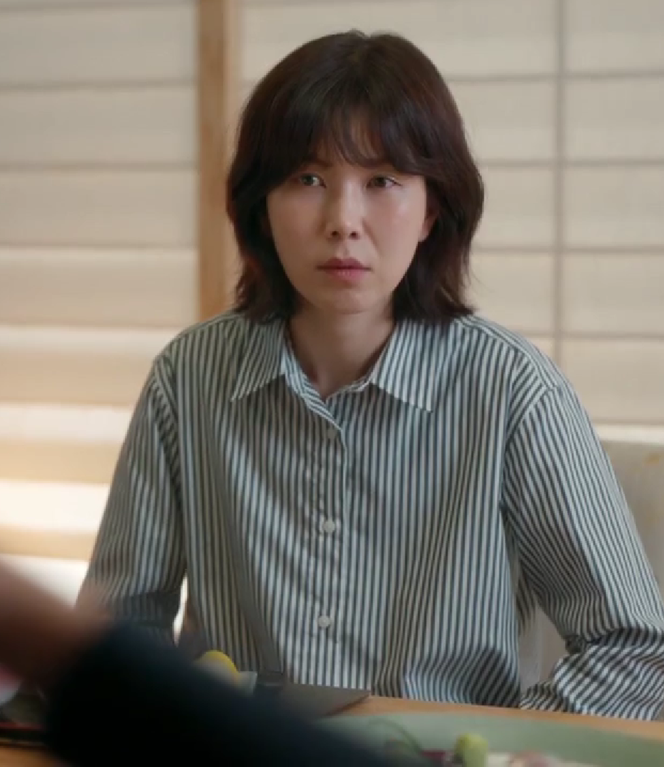 Thiết kế này được cô diện trong gần nửa tập phim, khi so sánh với trang phục của các đồng nghiệp khác, set đồ của Park Min Young trở nên lạc lõng. Thiết kế này được cô diện trong gần nửa tập phim, khi so sánh với trang phục của các đồng nghiệp khác, set đồ của Park Min Young trở nên lạc lõng.