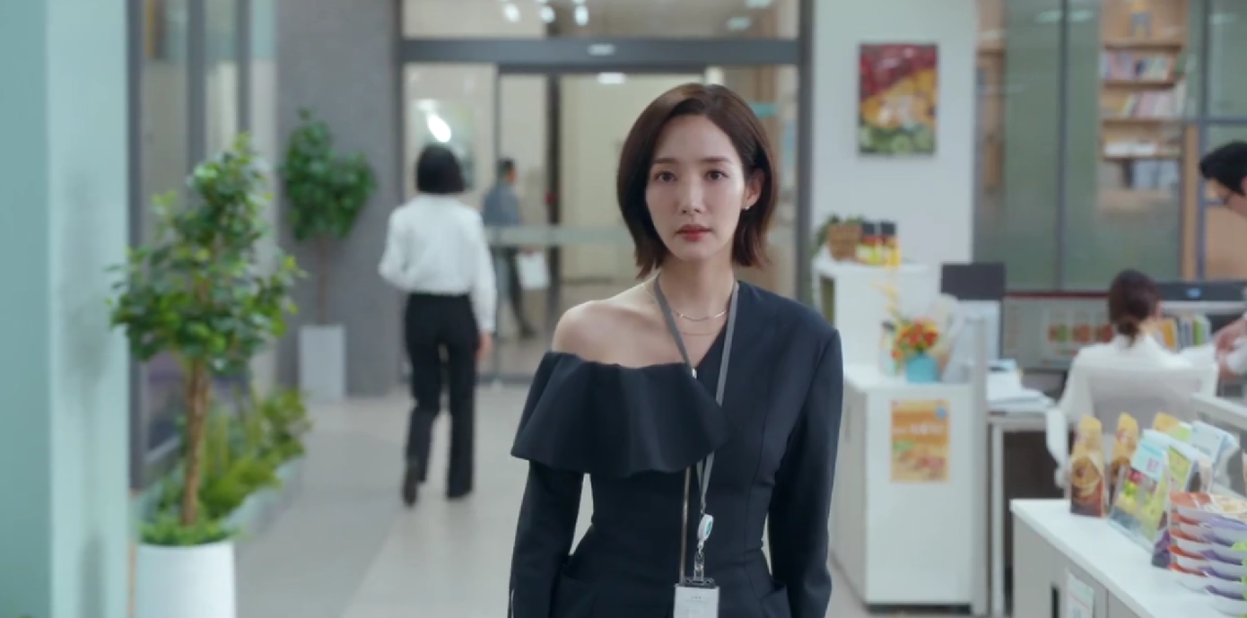 Thiết kế này được cô diện trong gần nửa tập phim, khi so sánh với trang phục của các đồng nghiệp khác, set đồ của Park Min Young trở nên lạc lõng. Thiết kế này được cô diện trong gần nửa tập phim, khi so sánh với trang phục của các đồng nghiệp khác, set đồ của Park Min Young trở nên lạc lõng.