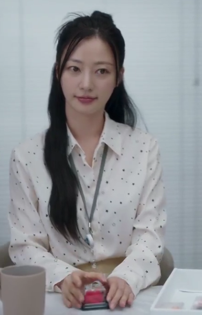 Thiết kế này được cô diện trong gần nửa tập phim, khi so sánh với trang phục của các đồng nghiệp khác, set đồ của Park Min Young trở nên lạc lõng. Thiết kế này được cô diện trong gần nửa tập phim, khi so sánh với trang phục của các đồng nghiệp khác, set đồ của Park Min Young trở nên lạc lõng.