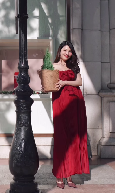 Diễm My 9X đẹp mặn mà trong những ngày lễ hội. Nữ diễn viên mang bầu con đầu lòng, khoe nhiều khoảnh khắc hạnh phúc bên chồng doanh nhân sau khoảng 1 năm "về chung nhà". Diễm My 9X đẹp mặn mà trong những ngày lễ hội. Nữ diễn viên mang bầu con đầu lòng, khoe nhiều khoảnh khắc hạnh phúc bên chồng doanh nhân sau khoảng 1 năm "về chung nhà".