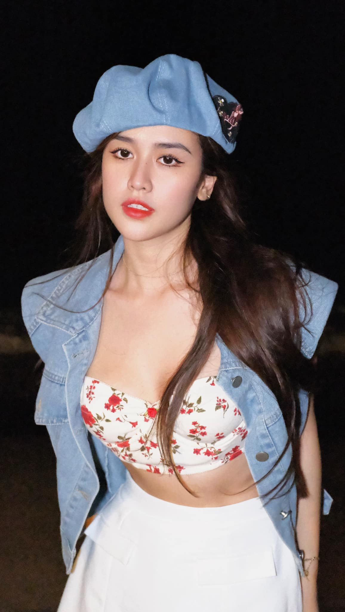 Quyên Qui ưa chuộng trang phục đời thường quyến rũ. Cô đặc biệt yêu thích các thiết kế cúp ngực, áo crop-top khoe khéo vòng eo săn chắc. Quyên Qui ưa chuộng trang phục đời thường quyến rũ. Cô đặc biệt yêu thích các thiết kế cúp ngực, áo crop-top khoe khéo vòng eo săn chắc.