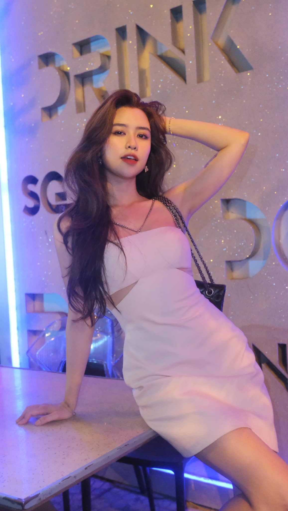 Quyên Qui ưa chuộng trang phục đời thường quyến rũ. Cô đặc biệt yêu thích các thiết kế cúp ngực, áo crop-top khoe khéo vòng eo săn chắc. Quyên Qui ưa chuộng trang phục đời thường quyến rũ. Cô đặc biệt yêu thích các thiết kế cúp ngực, áo crop-top khoe khéo vòng eo săn chắc.