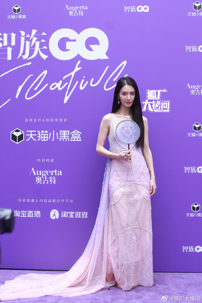 Kim Thần đem đến ngày hội váy Haute Couture Xuân Hè 2023 của Georges Hobeika cùng quạt cổ trang thêu thủ công. Diện mạo đầy chất thơ của nữ diễn viên trên thảm đỏ được khen ngợi.