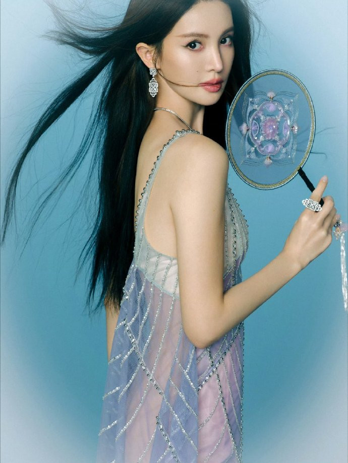 Kim Thần đem đến ngày hội váy Haute Couture Xuân Hè 2023 của Georges Hobeika cùng quạt cổ trang thêu thủ công. Diện mạo đầy chất thơ của nữ diễn viên trên thảm đỏ được khen ngợi.